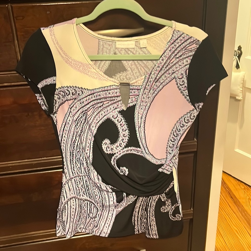 Beautiful pattern knit blouse with neckline detail size S